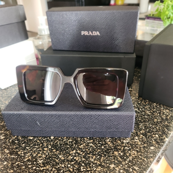 Prada - Picture 6 of 6